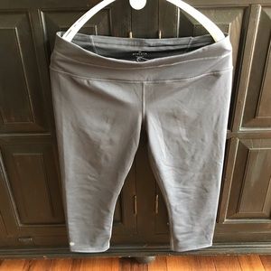 ATHLETA GRAY CROP ATHLETIC PANTS
